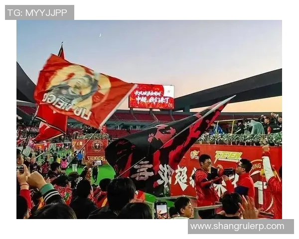 足球巨星重返故土再续辉煌传奇引发球迷热烈期待与欢呼 足球巨星重返故土再续辉煌传奇引发球迷热烈期待与欢呼