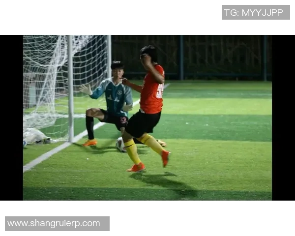 足球明星精彩瞬间踩球特写展现运动魅力与激情的完美结合